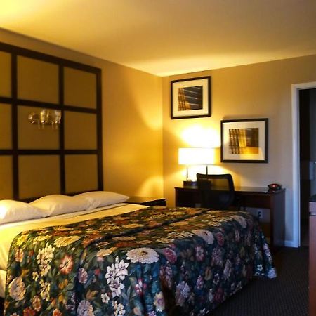 Relax Inn Watertown Exterior foto