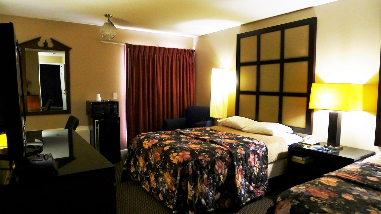 Relax Inn Watertown Exterior foto